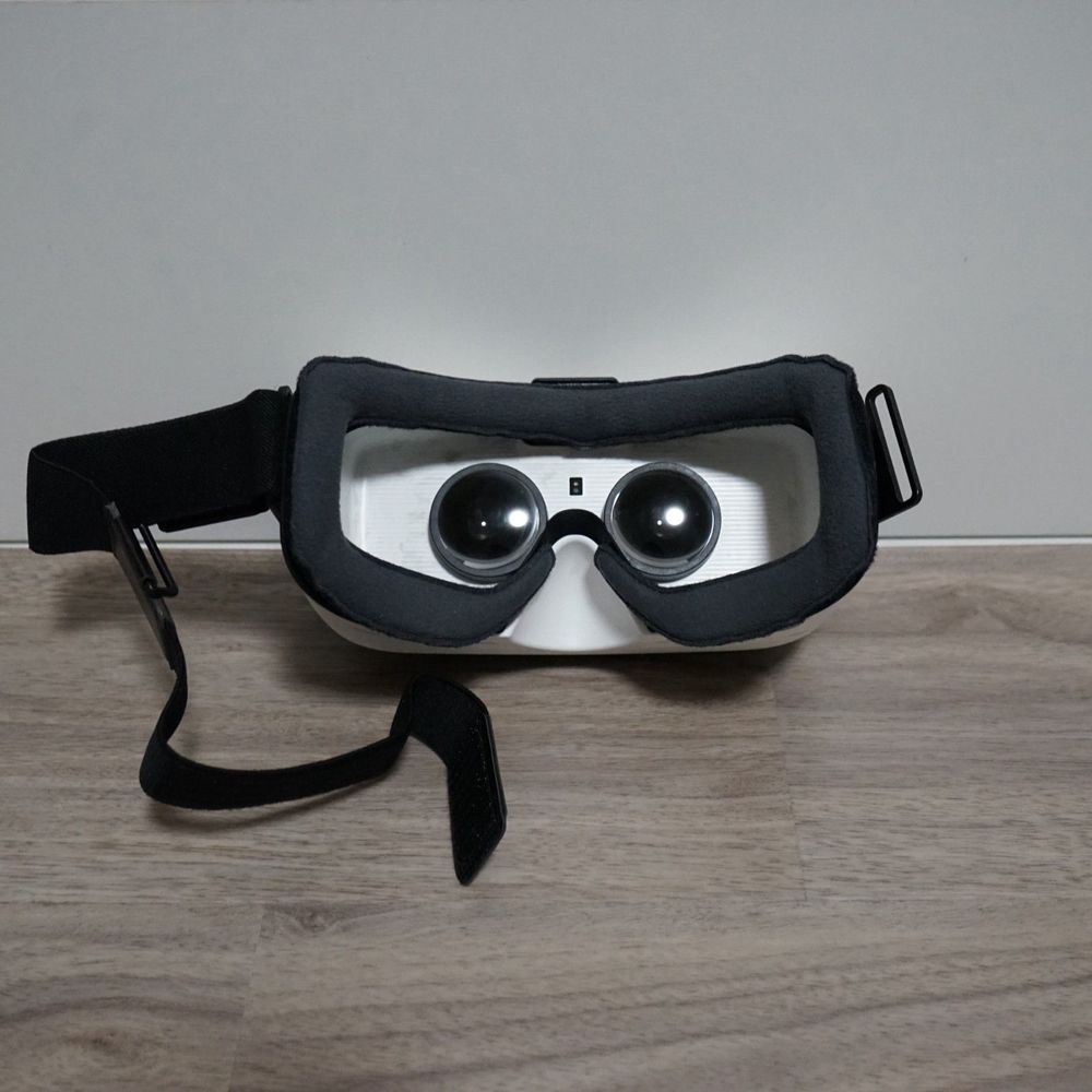 Authentic Samsung Gear VR powered by Oculus with Original Box 1st Edition - Picture 3 of 8